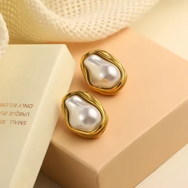 Golden_Stainless_Steel_And_Hypoallergenic_Coating_Necklace_For_Women